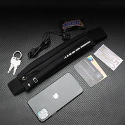 Marsupio sportivo nero con cerniera, smartphone, chiavi, auricolari, carta di credito e barretta Snickers su sfondo nero. Accessori fitness pratici.