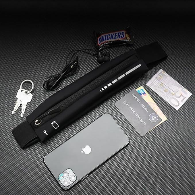 Marsupio sportivo nero con cerniera, smartphone, chiavi, auricolari, carta di credito e barretta Snickers su sfondo nero. Accessori fitness pratici.