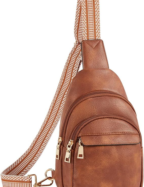 Zaino monospalla in pelle marrone con cerniere dorate e tracolla regolabile a righe. Design elegante e pratico per uso quotidiano.