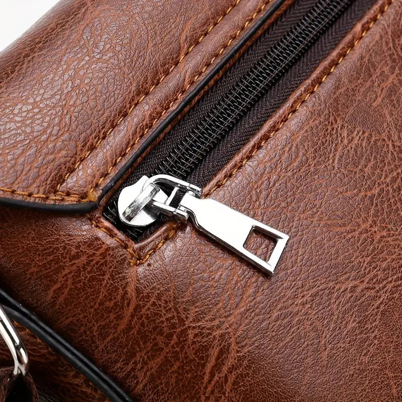 Borsa in pelle marrone con cerniera metallica, texture elegante, accessorio moda uomo, design resistente, ideale per uso quotidiano.