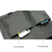 Zaino nero con tasche frontali, una contenente uno smartphone e l'altra un pacchetto di gomme. Design moderno, pratico per viaggi e lavoro.