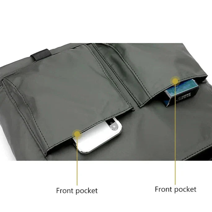 Zaino nero con tasche frontali, una contenente uno smartphone e l'altra un pacchetto di gomme. Design moderno, pratico per viaggi e lavoro.