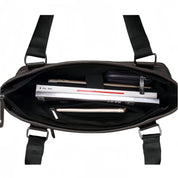 Interno di una borsa a tracolla nera con scomparti, contenente un laptop, libri e penne. Design elegante e funzionale per lavoro e studio.