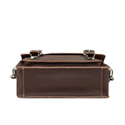Borsa a tracolla in pelle marrone, design rettangolare, cuciture a contrasto, fibbie metalliche argentate, moda elegante, accessorio di lusso.