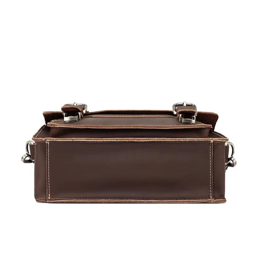 Borsa a tracolla in pelle marrone, design rettangolare, cuciture a contrasto, fibbie metalliche argentate, moda elegante, accessorio di lusso.