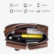 Borsa in pelle marrone aperta, contenente libri, bottiglia, occhiali, portafoglio e caricabatterie. Ideale per lavoro e viaggio. Accessori organizzati.