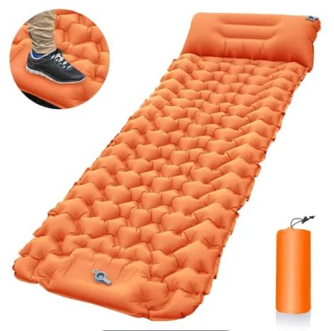Materassino gonfiabile arancione con cuscino integrato, design a celle d'aria, include pompa. Ideale per campeggio e outdoor.