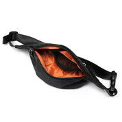 Marsupio nero aperto con interno arancione, tasca a rete, cerniera robusta e cintura regolabile. Accessorio moda pratico e versatile.