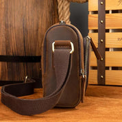 Borsa a tracolla in pelle marrone vintage, design compatto, cerniera robusta, ideale per uomo, accessorio moda elegante e funzionale.