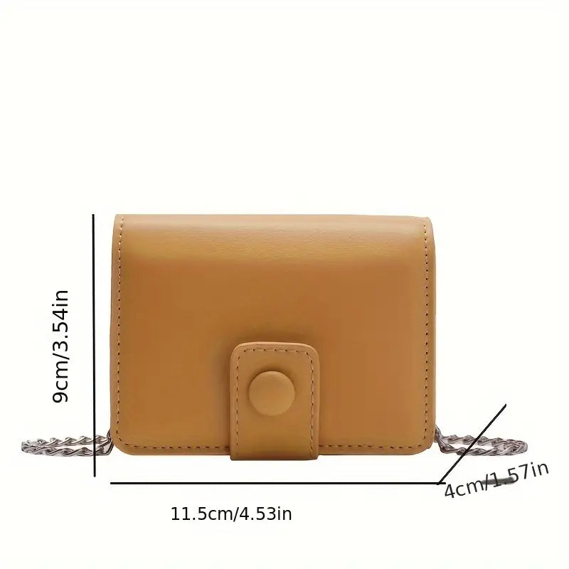 Borsa a tracolla in pelle marrone chiaro, dimensioni 11,5x9x4 cm, con chiusura a bottone e catena argentata. Elegante accessorio moda donna.
