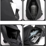 Zaino nero multifunzione con tasche multiple, spazio per borraccia, smartphone e accessori. Design moderno, ideale per viaggi e lavoro.