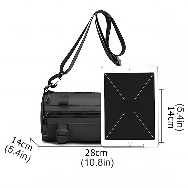 Borsa a tracolla nera impermeabile, dimensioni 28x14 cm, con tasche multiple e cerniere, accanto a tablet per confronto grandezza.