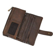 Portafoglio in pelle marrone aperto con scomparti per carte, tasca con cerniera e chiusura a bottone. Accessorio elegante e funzionale per uomo.