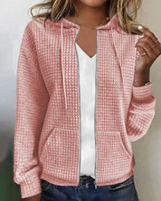Giacca donna rosa con cappuccio, tessuto trapuntato, zip frontale, tasche laterali. Moda casual autunno, abbigliamento femminile trendy.