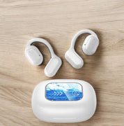 Auricolari wireless bianchi con custodia di ricarica su sfondo in legno. Design moderno, tecnologia Bluetooth, display digitale.