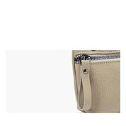 Borsa in pelle beige con cerniera metallica, design elegante e moderno. Accessorio moda donna, ideale per ogni occasione.