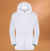 Giacca a vento bianca con cappuccio, chiusura a zip, design leggero e impermeabile, ideale per attività outdoor e sportivi. Sfondo arancione.