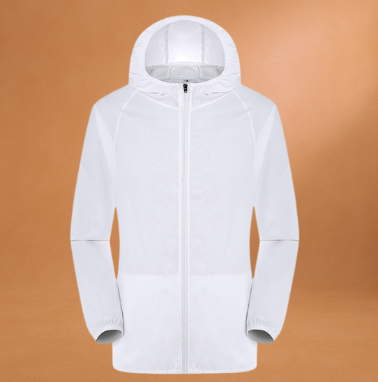 Giacca a vento bianca con cappuccio, chiusura a zip, design leggero e impermeabile, ideale per attività outdoor e sportivi. Sfondo arancione.