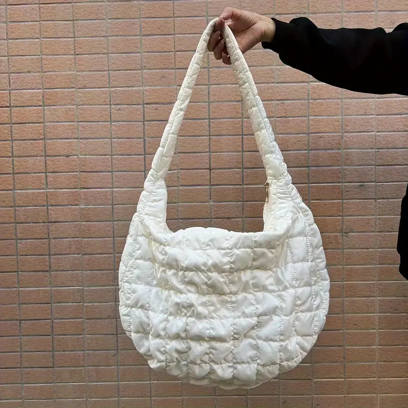 Borsa a spalla trapuntata bianca, design moderno, tessuto morbido, ideale per moda femminile. Accessorio elegante per ogni occasione.