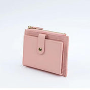 Portafoglio donna in pelle rosa con chiusura a bottone e zip dorata, design compatto e moderno, ideale per carte e contanti.