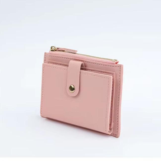 Portafoglio donna in pelle rosa con chiusura a bottone e zip dorata, design compatto e moderno, ideale per carte e contanti.