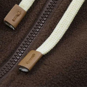 Felpa in pile marrone con cerniera e lacci beige, dettagli in pelle marrone. Tessuto caldo e morbido, ideale per l'inverno.