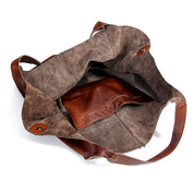 Borsa tote in pelle marrone aperta, con tasca interna con zip. Design elegante e spazioso, ideale per moda donna e accessori di lusso.