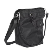 Borsa a tracolla nera in nylon con tasca frontale, chiusura a fibbia e tracolla regolabile. Design elegante e pratico per uso quotidiano.