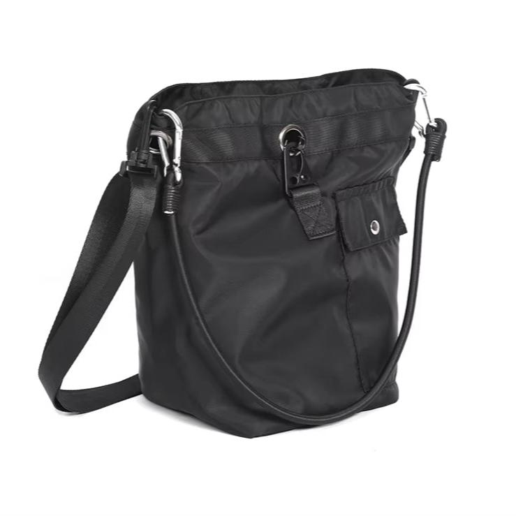 Borsa a tracolla nera in nylon con tasca frontale, chiusura a fibbia e tracolla regolabile. Design elegante e pratico per uso quotidiano.