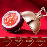 Crema viso idratante in barattolo rosso con coperchio dorato decorativo, su sfondo rosso. Idratazione, nutrimento, elasticità pelle.