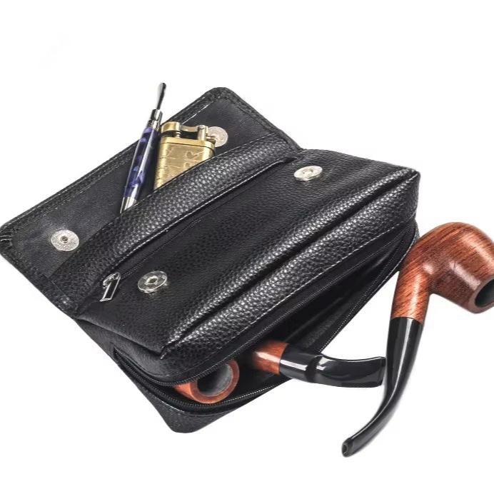 Custodia in pelle nera per pipa con accessori: accendino dorato, pipa in legno e strumento per tabacco. Elegante e funzionale per fumatori.