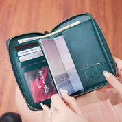 Portafoglio in pelle verde con zip, scomparti per carte di credito, banconote e SIM. Design elegante, ideale per organizzazione e sicurezza.
