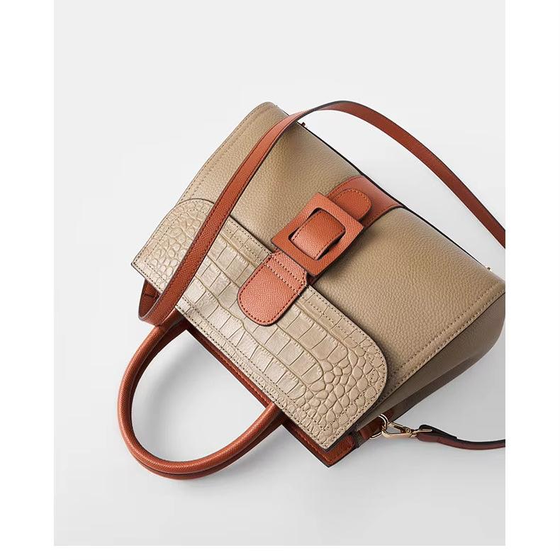Borsa a tracolla beige e marrone con motivo coccodrillo, fibbia decorativa e manico superiore. Elegante accessorio moda donna.