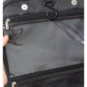 Borsa organizer da viaggio nera con tasche trasparenti e cerniere, ideale per accessori e articoli da toeletta. Design compatto e funzionale.