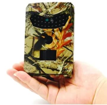 Fototrappola mimetica portatile su mano, ideale per caccia e sorveglianza. Design compatto, colori naturali, perfetta per monitoraggio fauna selvatica.