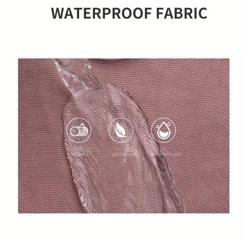 Tessuto impermeabile rosa con icone: resistente all'acqua, leggero, traspirante. Ideale per abbigliamento outdoor e accessori.