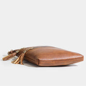 Borsa a tracolla in pelle marrone con cerniera e nappine decorative, design elegante e moderno, accessorio moda donna, perfetta per ogni occasione.