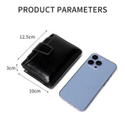 Portafoglio in pelle nero con chiusura a bottone accanto a smartphone moderno. Dimensioni: 12,5x10x3 cm. Accessorio elegante e compatto.