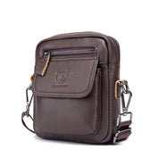 Borsa a tracolla in pelle marrone scuro, design compatto con tasca frontale e zip, ideale per uomo, accessorio moda elegante e funzionale.
