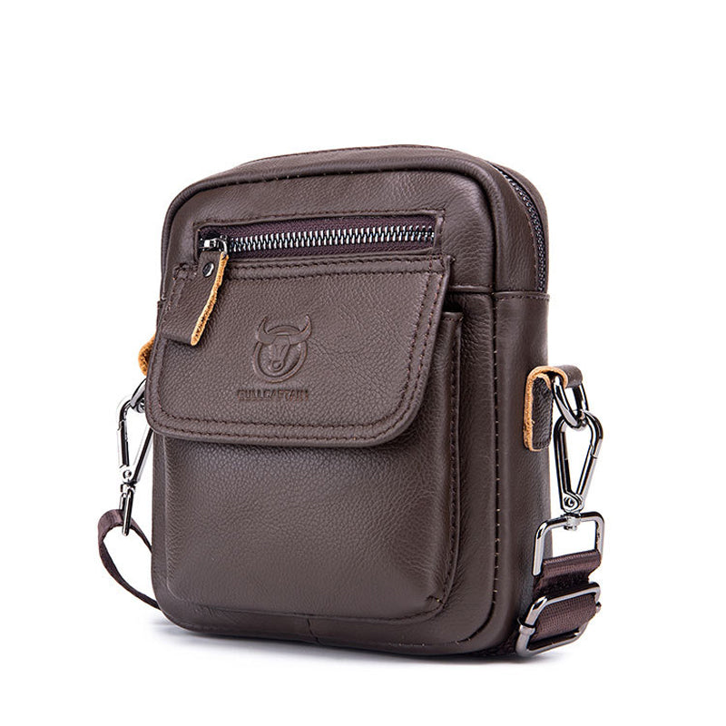 Borsa a tracolla in pelle marrone scuro, design compatto con tasca frontale e zip, ideale per uomo, accessorio moda elegante e funzionale.