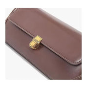 Elegante borsa a tracolla in pelle marrone con chiusura dorata, design minimalista, accessorio moda donna, ideale per ogni occasione.