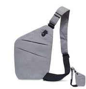 Zaino monospalla grigio, design moderno e compatto, con tracolla regolabile e tasche multiple. Ideale per viaggi e uso quotidiano.