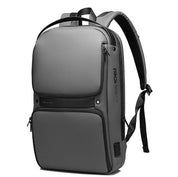 Zaino grigio moderno con design minimalista, tasche multiple e spallacci imbottiti. Ideale per laptop, viaggi e uso quotidiano.
