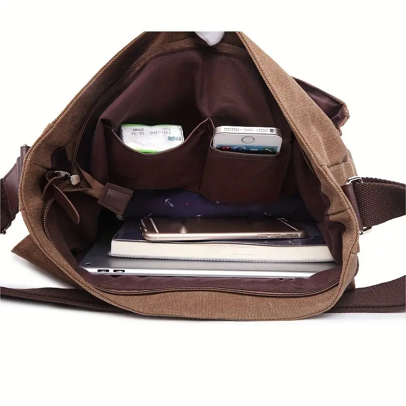 Interno di una borsa a tracolla marrone con tasche multiple, contenente smartphone, tablet e quaderni. Design pratico per organizzazione quotidiana.