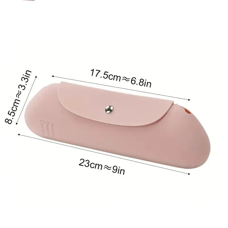 Custodia occhiali rosa in silicone, dimensioni 23x8,5 cm, chiusura a bottone, design elegante e resistente, ideale per protezione occhiali da sole.