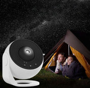 Proiettore di stelle portatile accanto a una tenda da campeggio sotto un cielo stellato. Ideale per campeggio, proiezioni notturne, atmosfera rilassante.