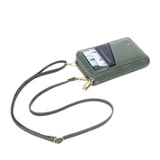Borsa a tracolla verde in pelle con tasche per carte di credito e passaporto, design elegante e compatto, accessorio moda donna.