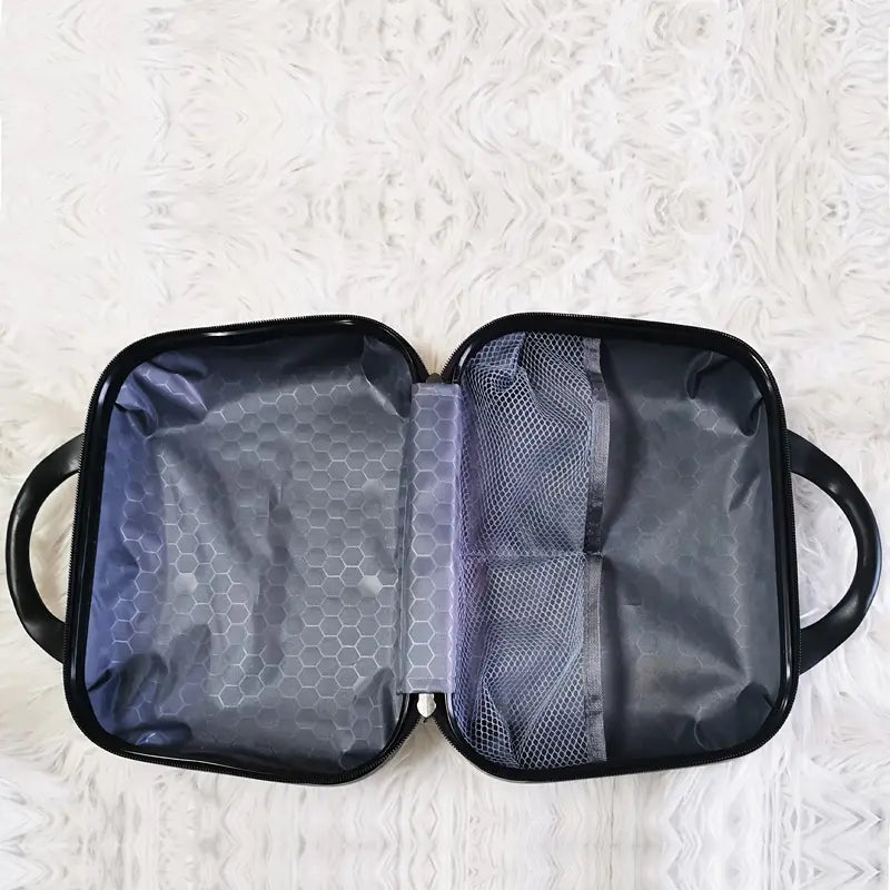 Borsa da viaggio aperta su tappeto bianco, con scomparti a rete e design esagonale. Ideale per organizzare accessori e cosmetici.