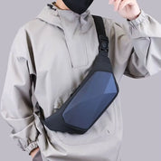 Zaino monospalla nero moderno su uomo con giacca beige, design geometrico, ideale per viaggi e uso quotidiano. Accessorio moda funzionale e trendy.