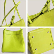 Borsa a tracolla in pelle gialla, design moderno, dettagli metallici, texture granulosa, vista frontale e inferiore. Accessorio moda donna elegante.